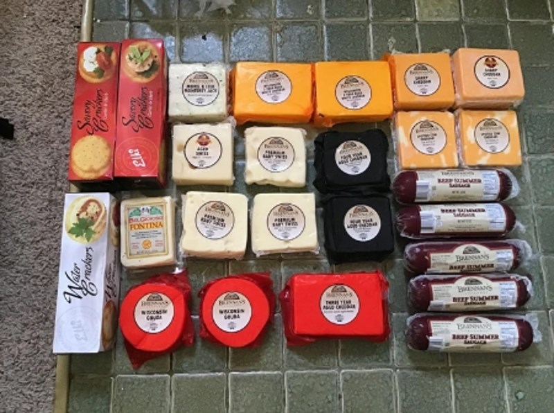 15. Na ovoj hrpi ima oko 200 bačenih dolara. Strašno što ljudi rade...