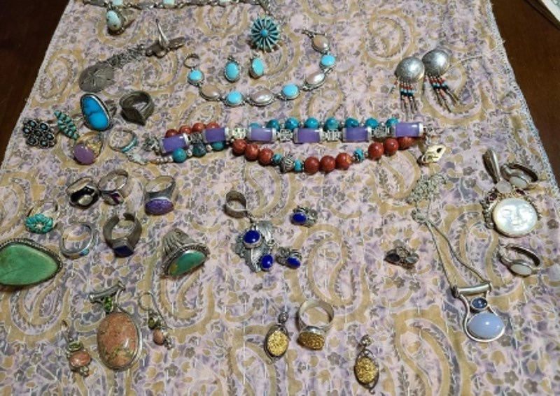 3. Nisam mogla vjerovati koliko sam nakita pronašla u vrećici pokraj kontejnera. Zašto bi itko ovo bacio?!