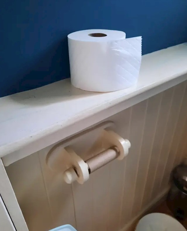 2. "Uvijek me dočeka ovakav prizor u kupaonici. Nikad wc papir ne stavi na dobro mjesto!"