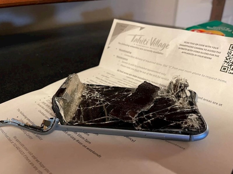 6. "Ovo se dogodilo tijekom prve noći na odmoru. Išli smo klincima razvući kauč i mobitel je pao između i smrskao se"