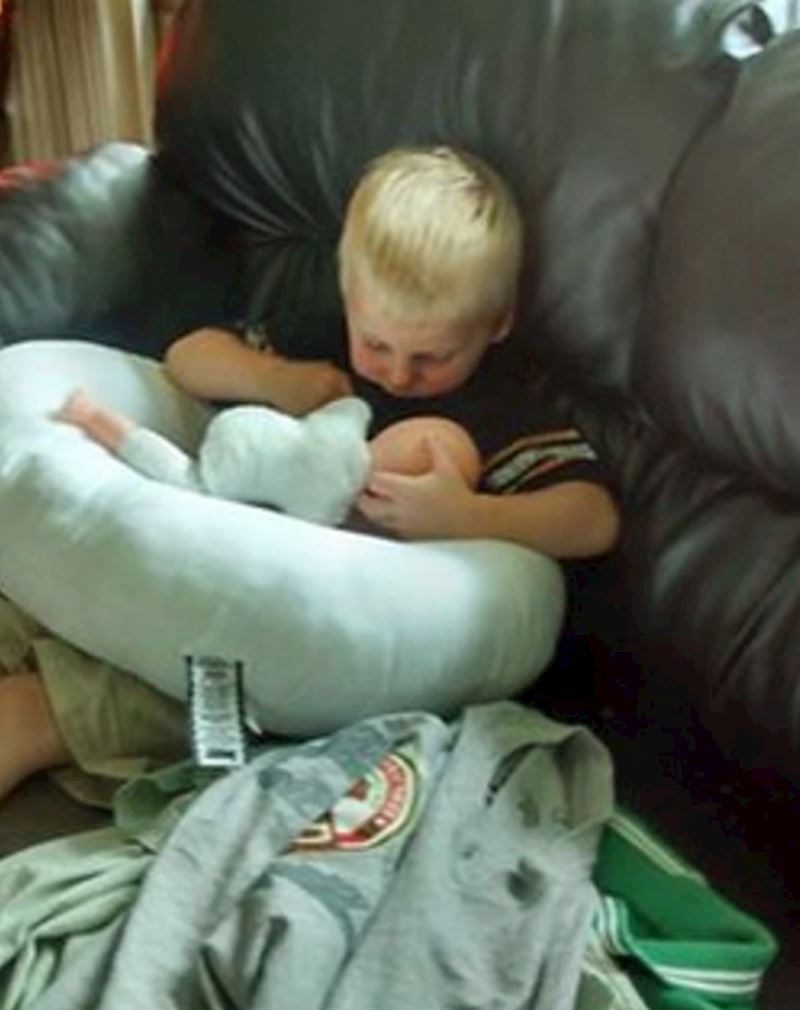 "Prijateljica mi je poslala sliku svog sina koji ju je odlučio oponašati pa je "dojio" svoju lutku"