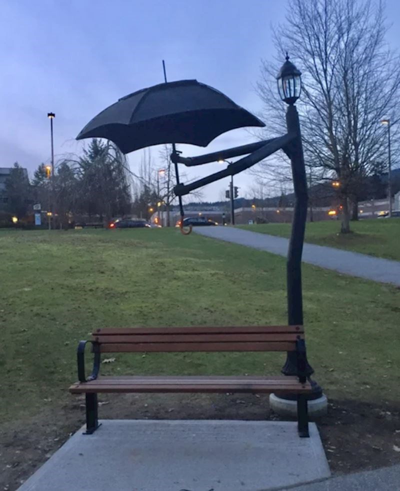 5. Svjetiljka u parku koja "drži" kišobran iznad klupe