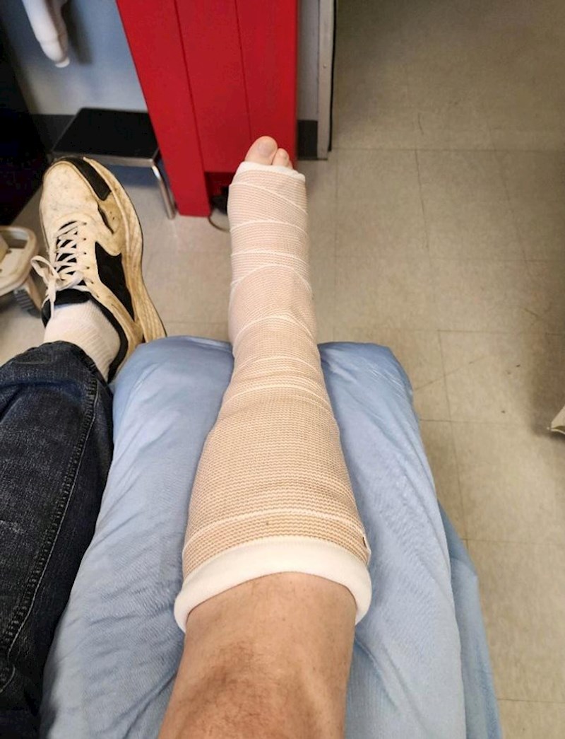 7.  "Muž je nakon devet mjeseci nezaposlenosti konačno pronašao posao. U prvih pet minuta kako je došao na novi posao se spotaknuo i slomio nogu"