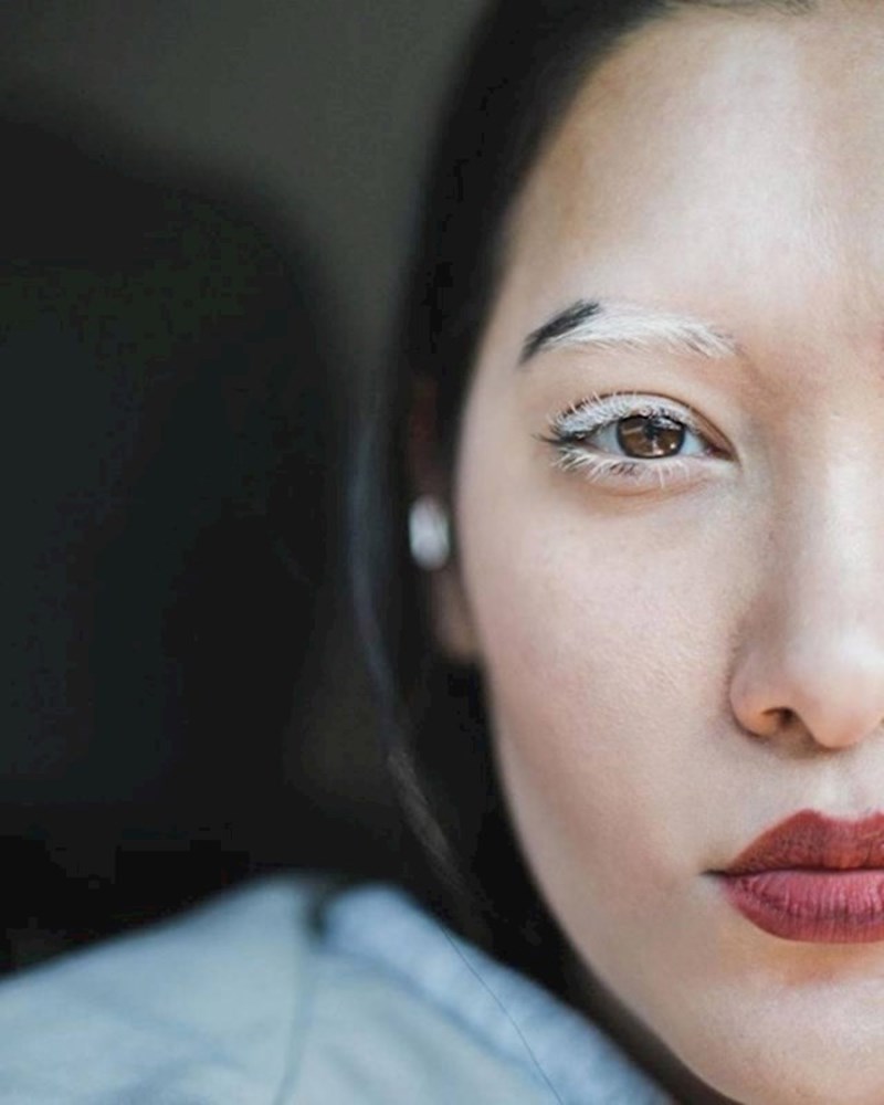 Geni su se malo poigrali s bojom njezinih obrva i trepavica.