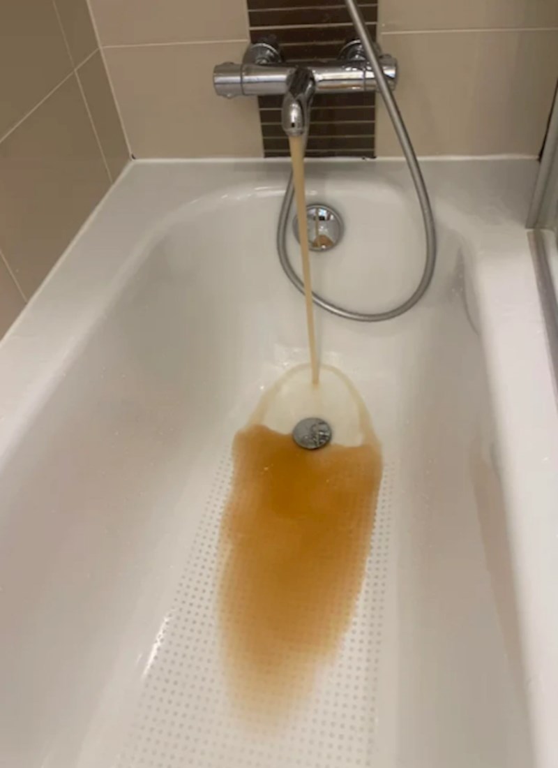 "Unajmili smo sobu u hotelu. Ovako je izgleda voda kad smo se htjeli otuširati..."