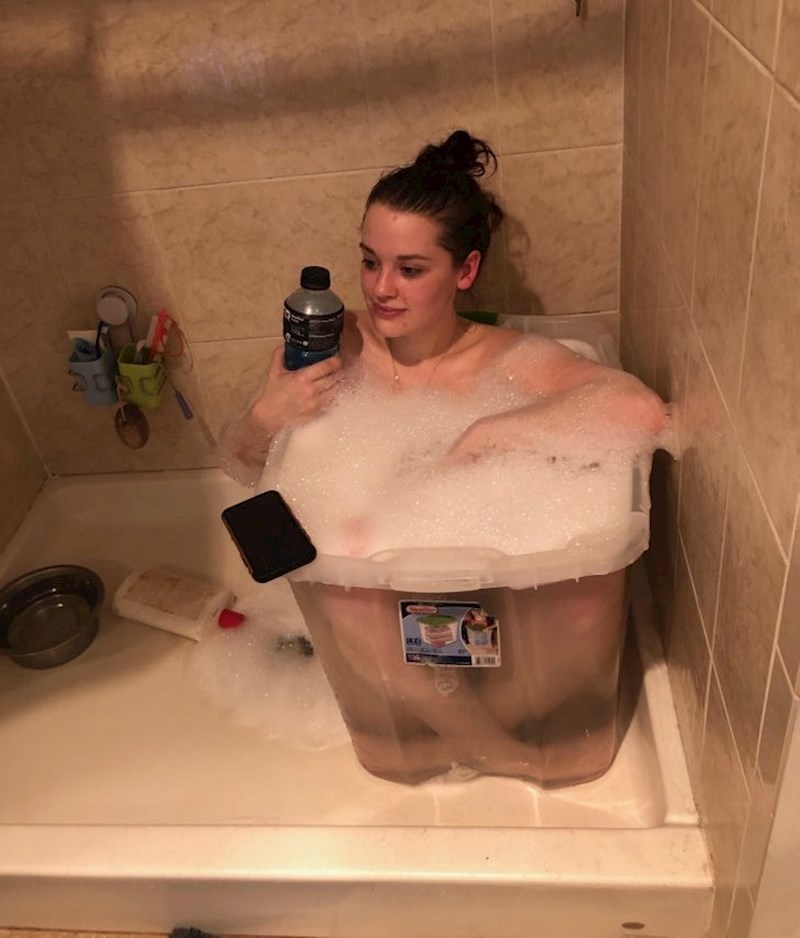 4. Ono kad jako želiš kadu, ali sve što imaš je tuš pa si prisiljen snaći se