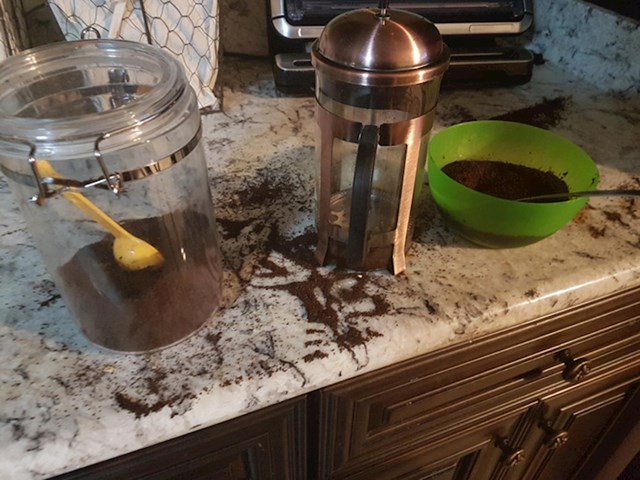 7. Moj sin mi je pokušao napraviti doručak od kave...