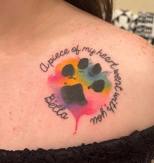 "Ova tetovaža nastala je kao uspomena na moju kujicu Bellu. Bila je vrlo važan dio mog života i uvijek ću biti zahvalna na vremenu koji smo provele zajedno"