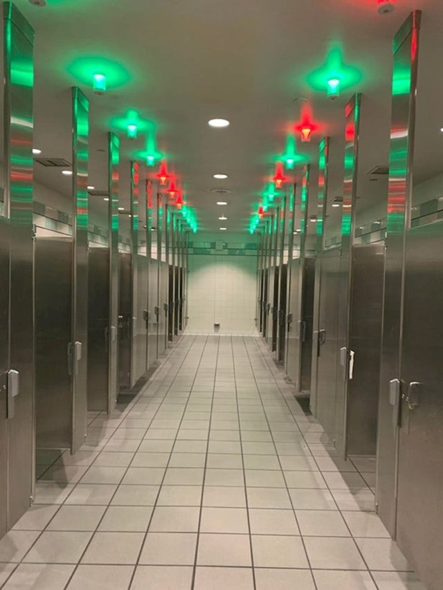 8. U ovom wc-u zeleno svjetlo ispred vrata znači da je slobodno, a crveno da je wc zauzet
