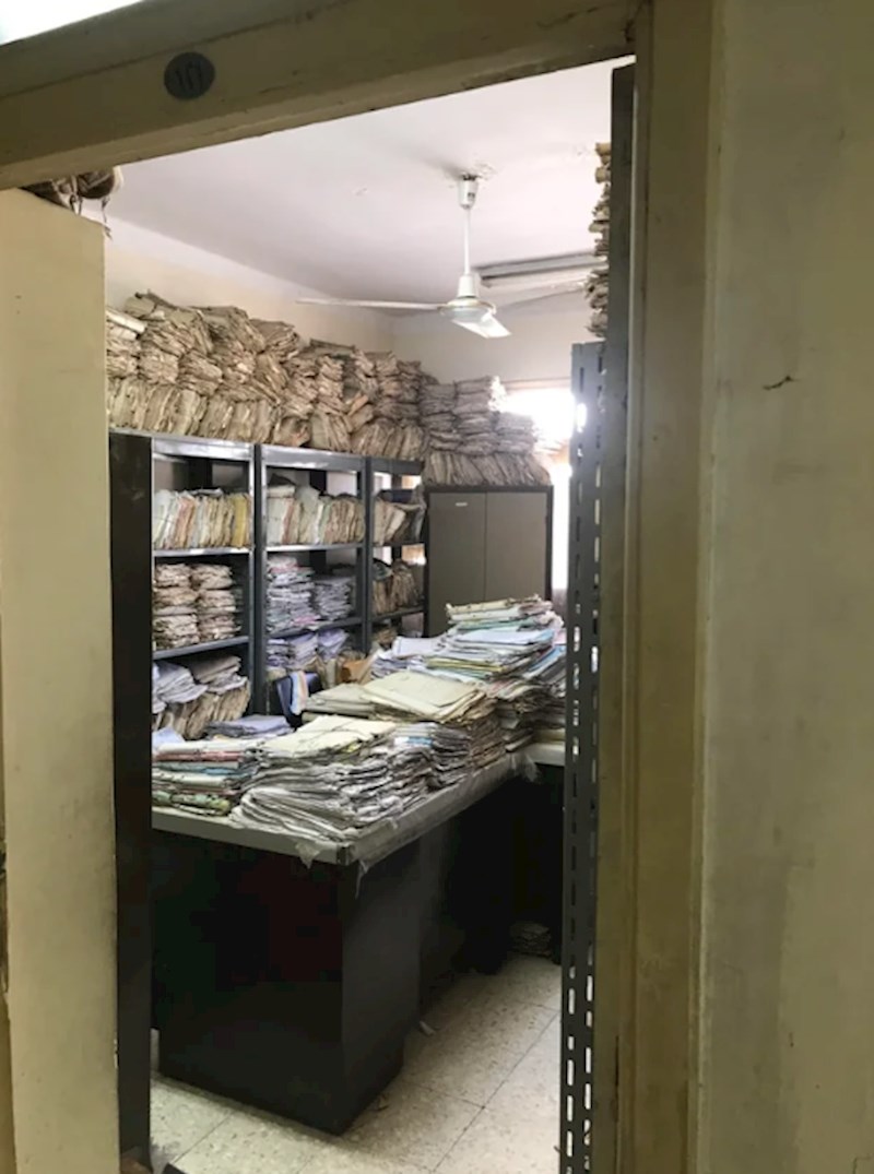 "Poslali su me da pronađem neki izgubljeni papir u ovoj prostoriji. Ako je ovo neka metoda mučenja..."