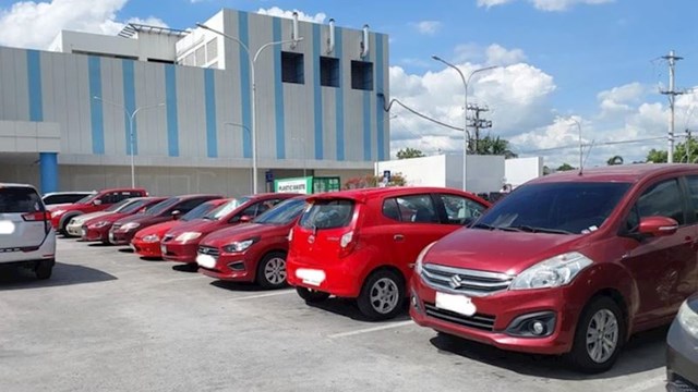 1. Bili su u trgovačkom centru i u jednom redu su bili gotovi svi crveni automobili