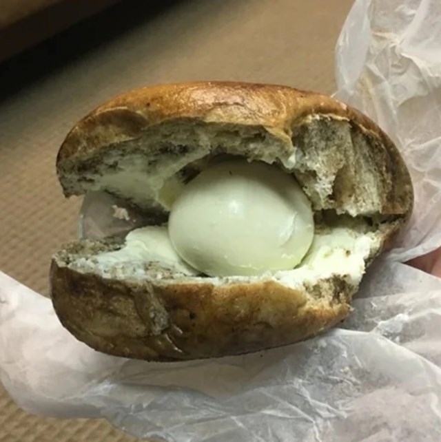 4. "Moj dečko je tražio jaje u sendviču i onda je dobio ovakav sendvič. Naravno da nije očekivao da će samo u pecivo ugurati cijelo kuhano jaje."