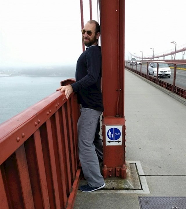 Nije mislio da će na Golden Gate mostu biti ovoliko malo mjesta za pješake...