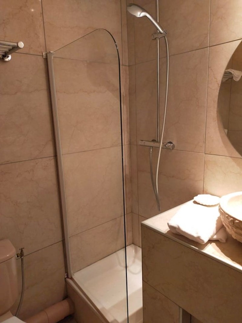 8. "Ne znam točno kako su oni zamislili da će itko ući u ovu tuš kabinu, ali dobro"