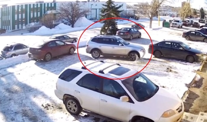 Nadzorna kamera snimila urnebesnu scenu, pogledajte muku vozača dok se pokušava izvesti s parkinga