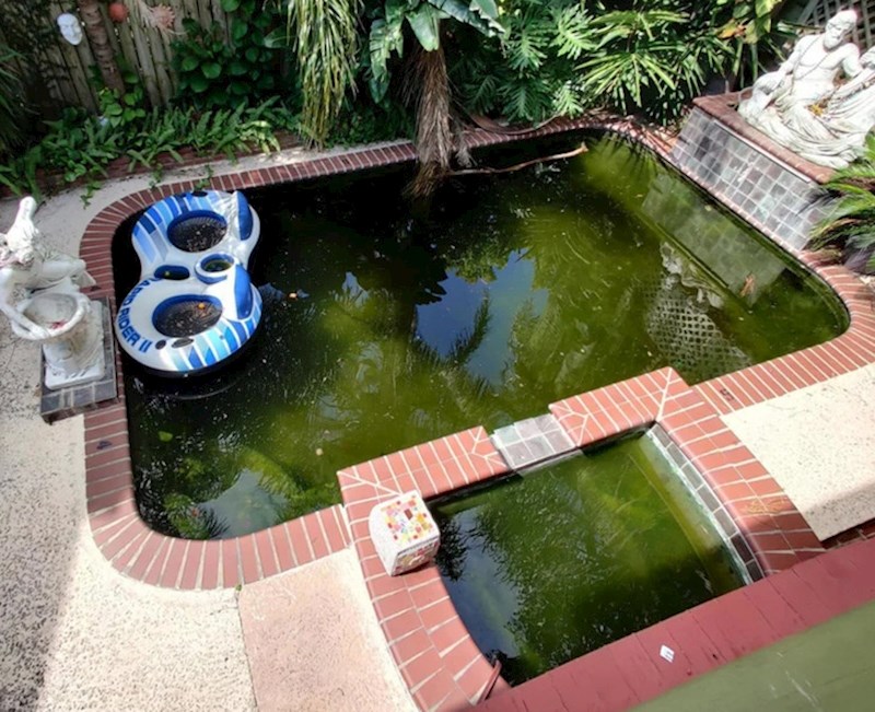 7. Unajmili su vilu s bazenom. Bazen (očito) nije u funkciji, a više od pola klima u vili nije radilo...