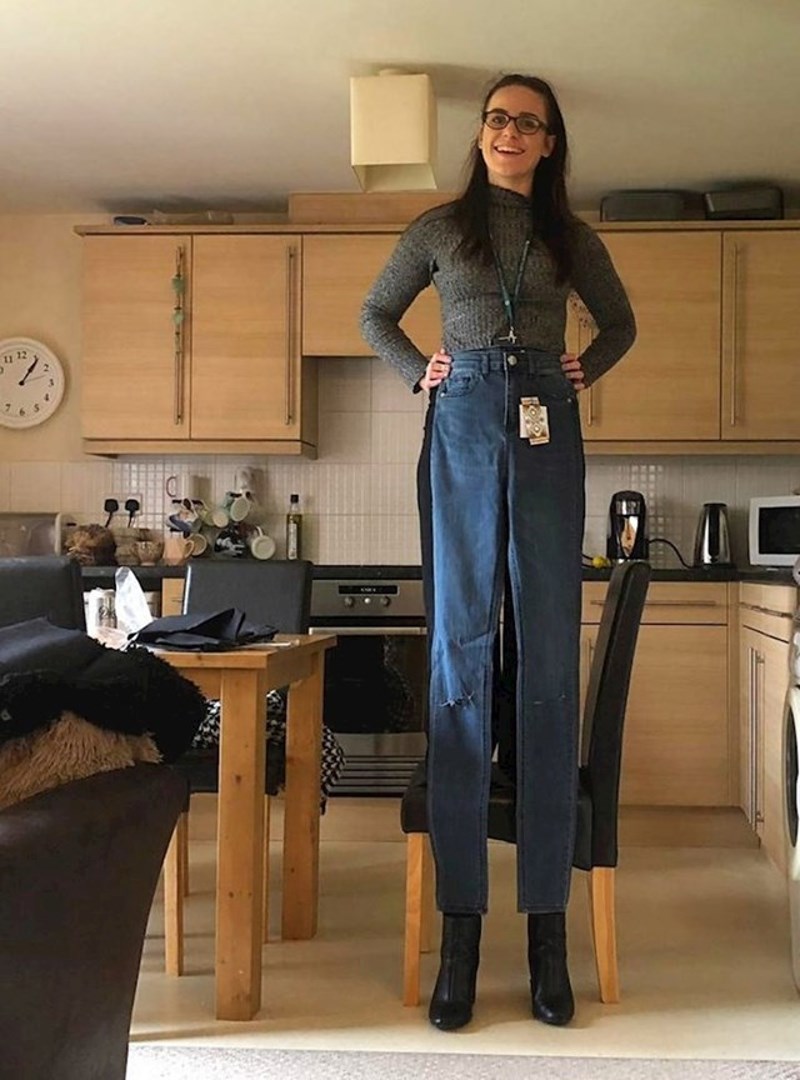 Ovo su očito traperice za nekog diva 😃