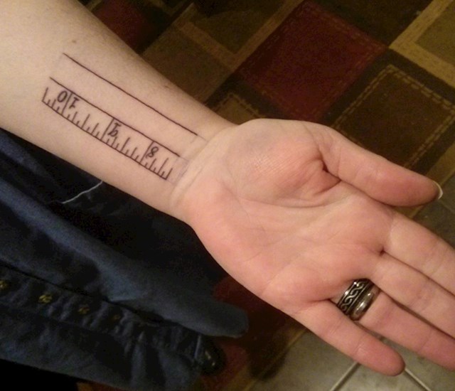 11. "Jednostavna, ali posebna tetovaža koju je moja žena dala napraviti prikazuje koliko je naš sin bio dugačak kad se rodio"