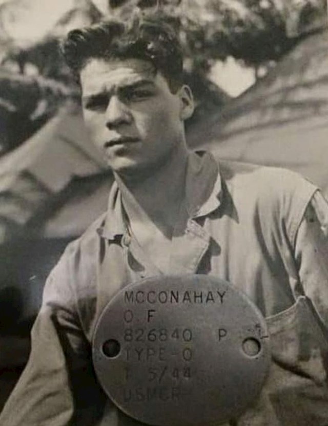 "Ova fotografija mog djeda nastala je nekad oko 1944. godine nakon što je otišao u rat. Bio je marinac i borio se na pacifičkom bojištu"