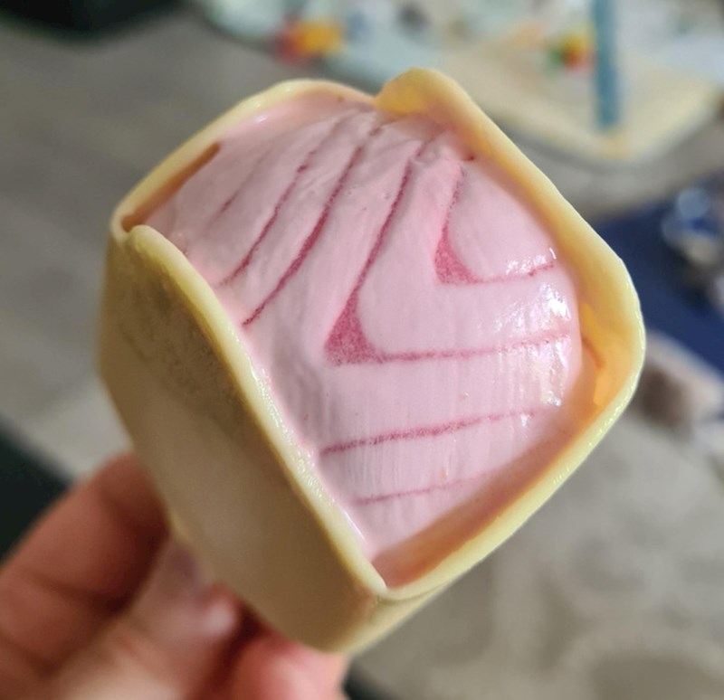 8. Punjenje sladoleda koje izgledom podsjeća na lososa