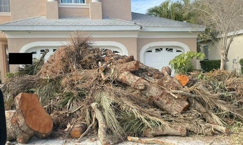 Muškarac nije htio platiti ljudima koji su mu očistili dvorište pa su mu sve što su počistili bacili ispred kuće.