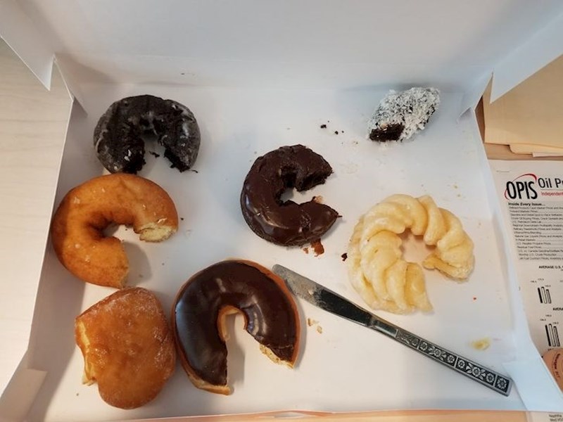 "Kolega je odrezao malo od svake krafne. Mislim, nije ništa loše napravio, samo je iritantno jer kad smo pitali želi li jesti da naručimo, rekao je da ne voli krafne..."