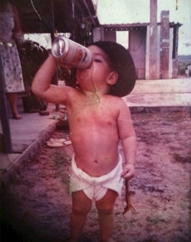 "Ovo sam ja 1991. godine, tipično australsko dijete koje pije pivo i drži bebu krokodila."