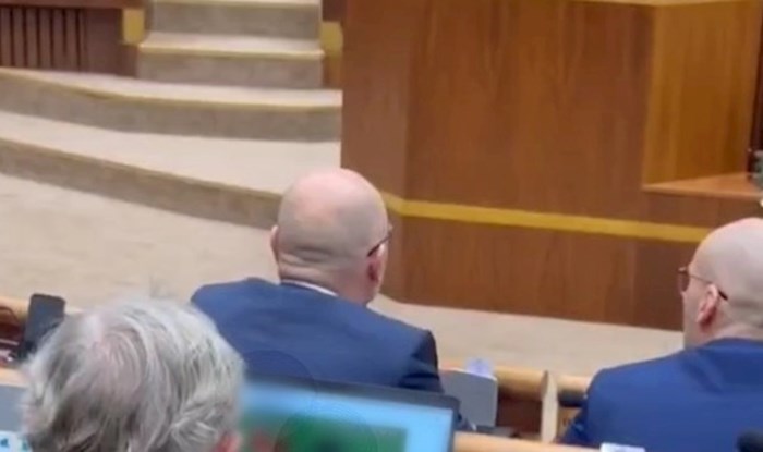 Ekipu na Fejsu nasmijala fotka sa sjednice slovačkog parlamenta, pogledajte što radi jedan političar