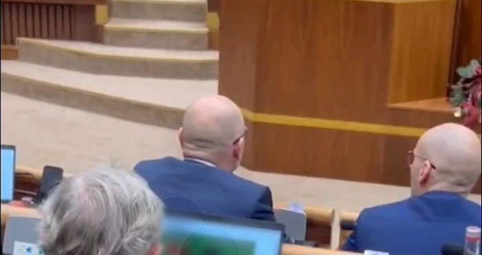 Ekipu na Fejsu nasmijala fotka sa sjednice slovačkog parlamenta, pogledajte što radi jedan političar
