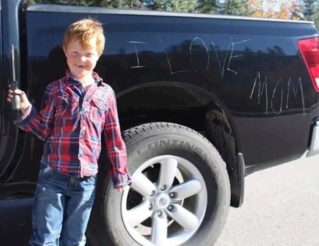 13. "Odvijačem je na auto napisao "Volim te mama" i onda ponosno pozirao pokraj svog remek djela"