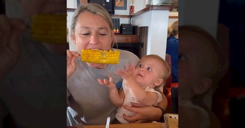 Mama htjela pojesti malo kukuruza, a onda je njezina beba imala presmiješnu reakciju. Video je hit!