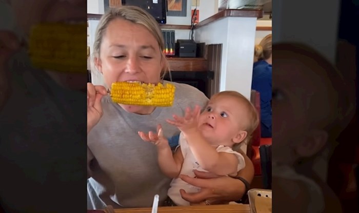 Mama htjela pojesti malo kukuruza, a onda je njezina beba imala presmiješnu reakciju. Video je hit!