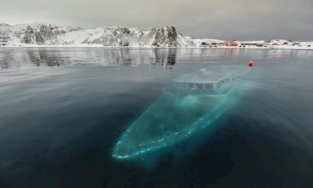3. Potopljeni brod na Antarktici
