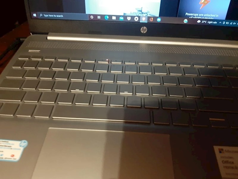"Kupio sam novi laptop, na tipkovnici se ne vide slova i brojevi"