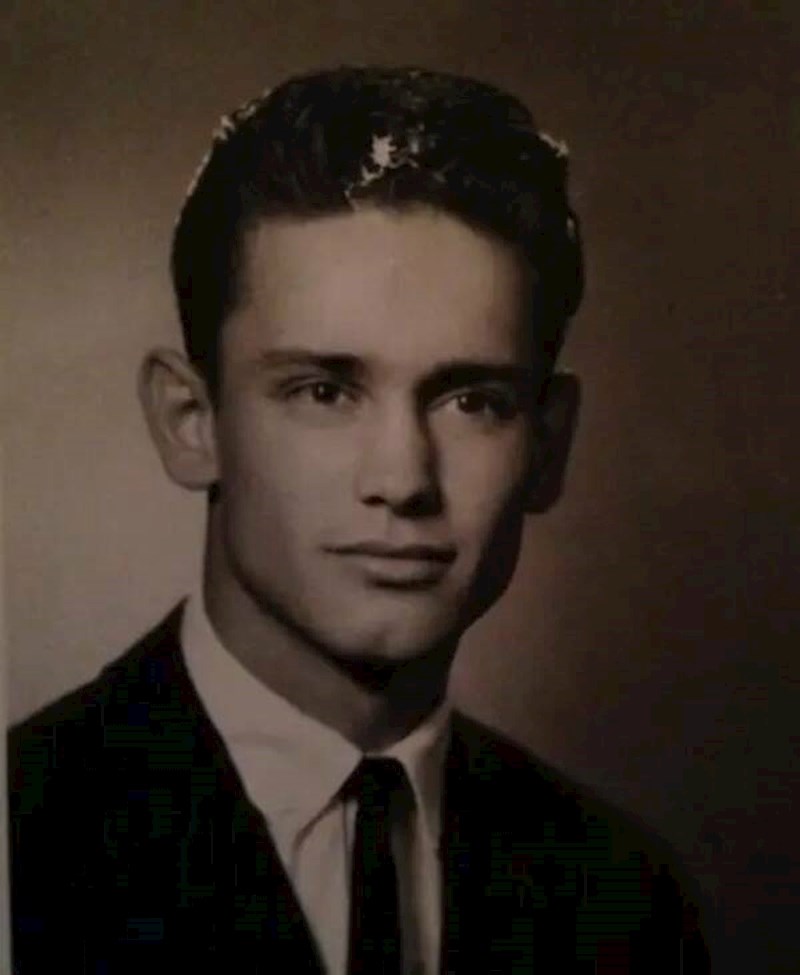 "Moji baka i djed su se zaljubili u srednjoj školi. Nisam pronašla puno njihovih zajedničkih slika iz tih vremena, ali sam pronašla jednu njegovu. U potpunosti razumijem zašto se svidio baki"