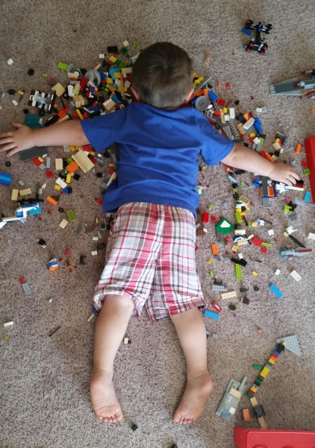 1. "Našla sam sina da spava na kockicama. Kako mu nije neudobno?"