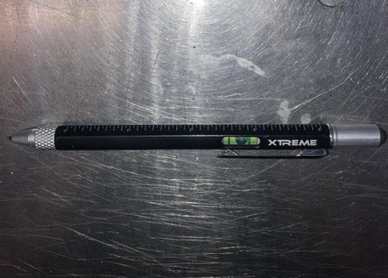 "Ovo je olovka, ravnalo i libela u jednom!"