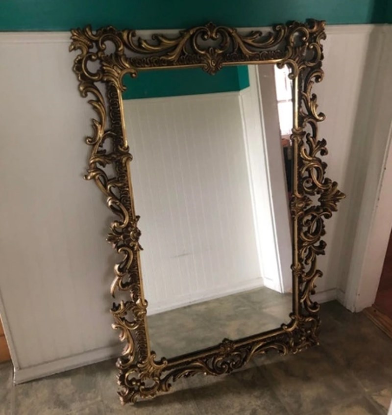 14. Kako je netko mogao baciti ovo prelijepo ogledalo?!