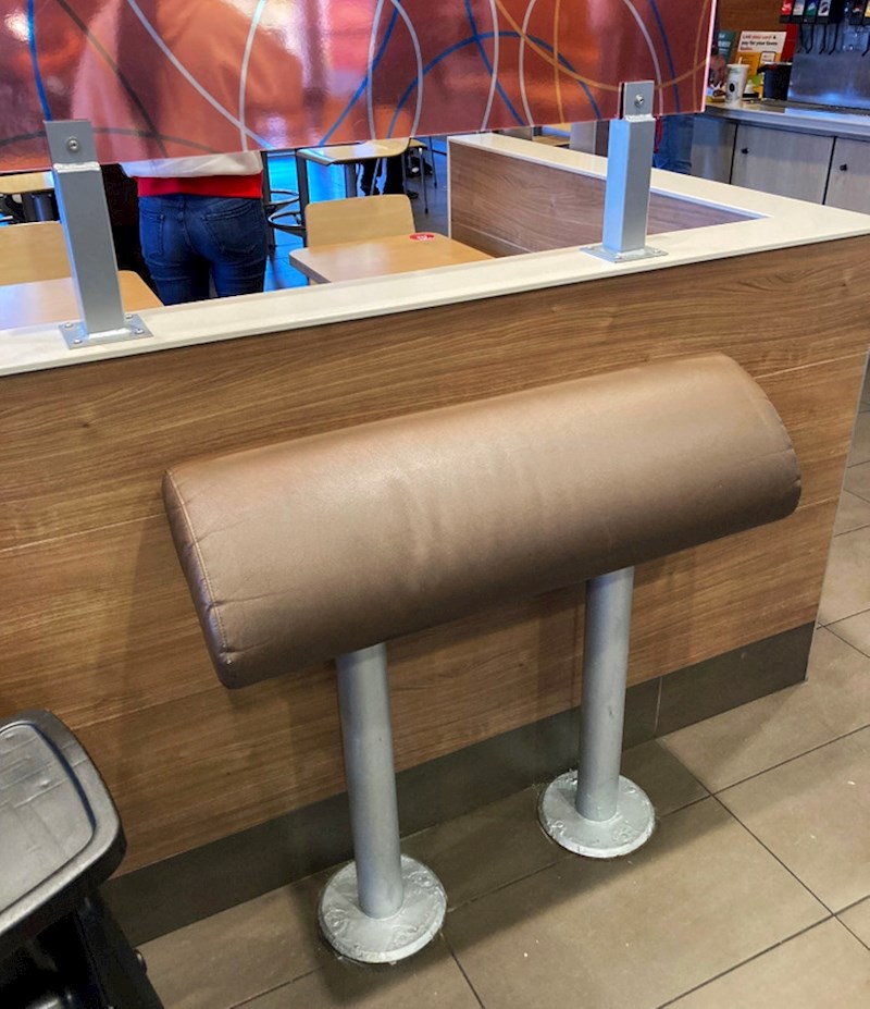 5. Naslon za ljude koji čekaju hranu u restoranu