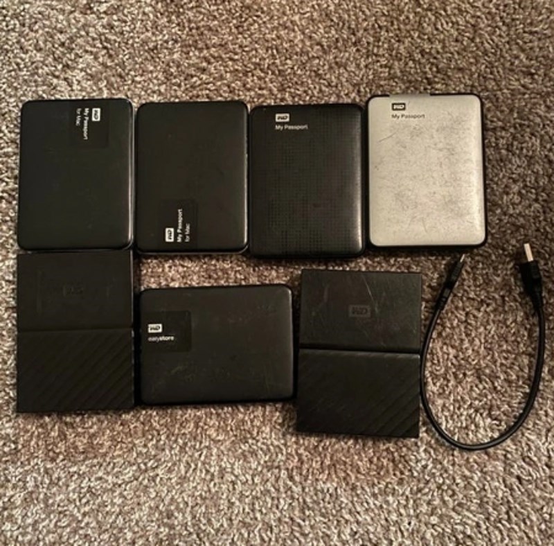 13. Pogledajte samo koliko tvrdih diskova. Sa svih sam obrisao dokumente, slike i ostalo. Jednog sam si ostavio, a druge prodao.