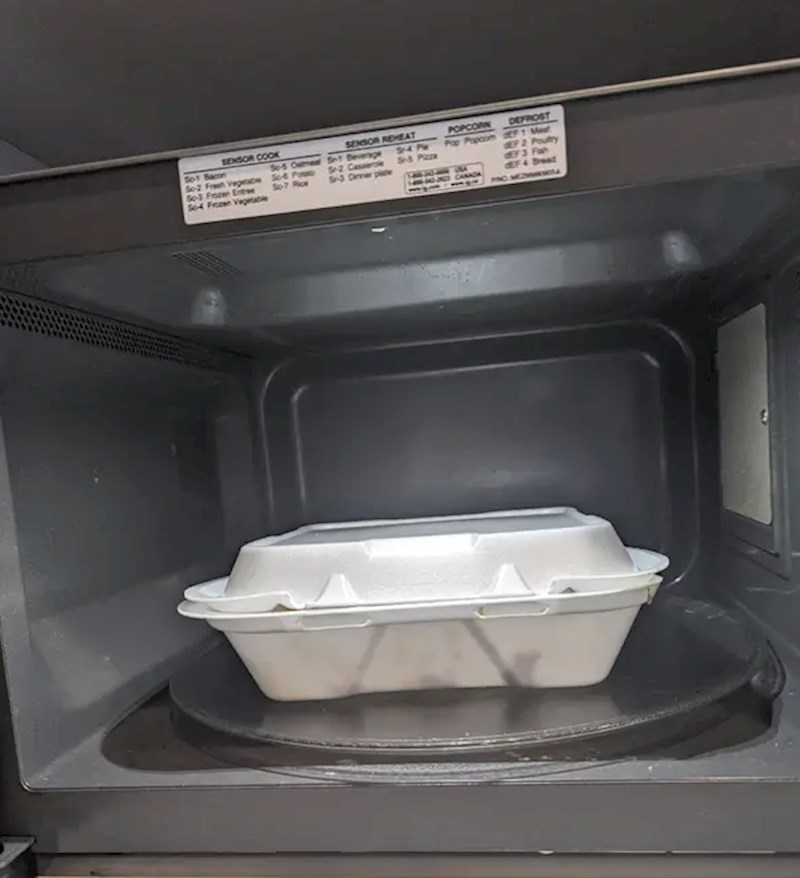 8. "Namjerno ne baca posude od hrane u smeće već ih ostavlja u mikrovalnoj"