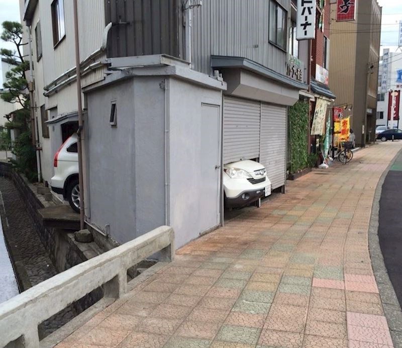 2. Ova garaža izgleda kao noćna mora za parkiranje 😅