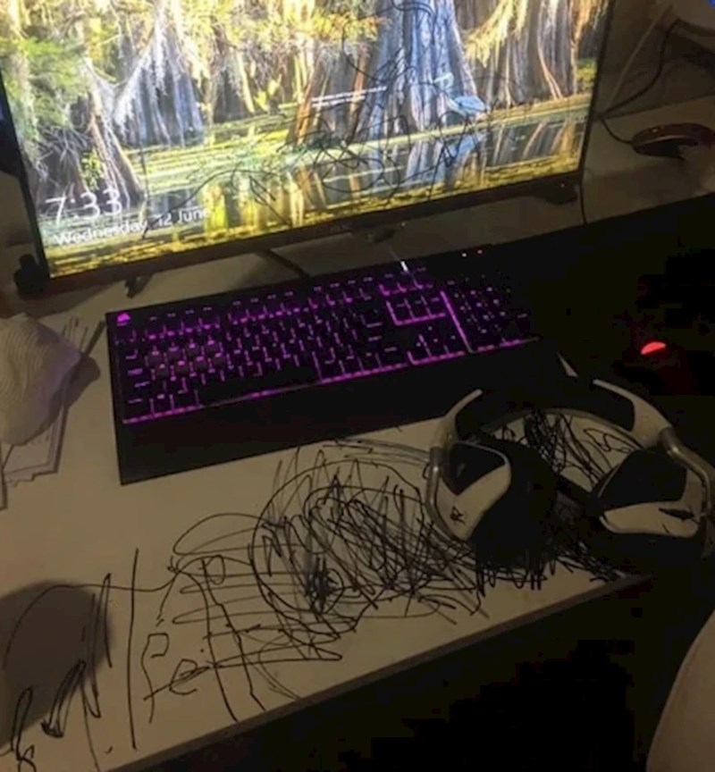 Pošarali su tatin radni stol