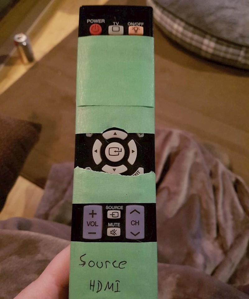 "Mom sinu je dosadilo da svaki put djedu i baki objašnjava kako funkcionira daljinski pa je pronašao način kako će im (i sebi) olakšati"