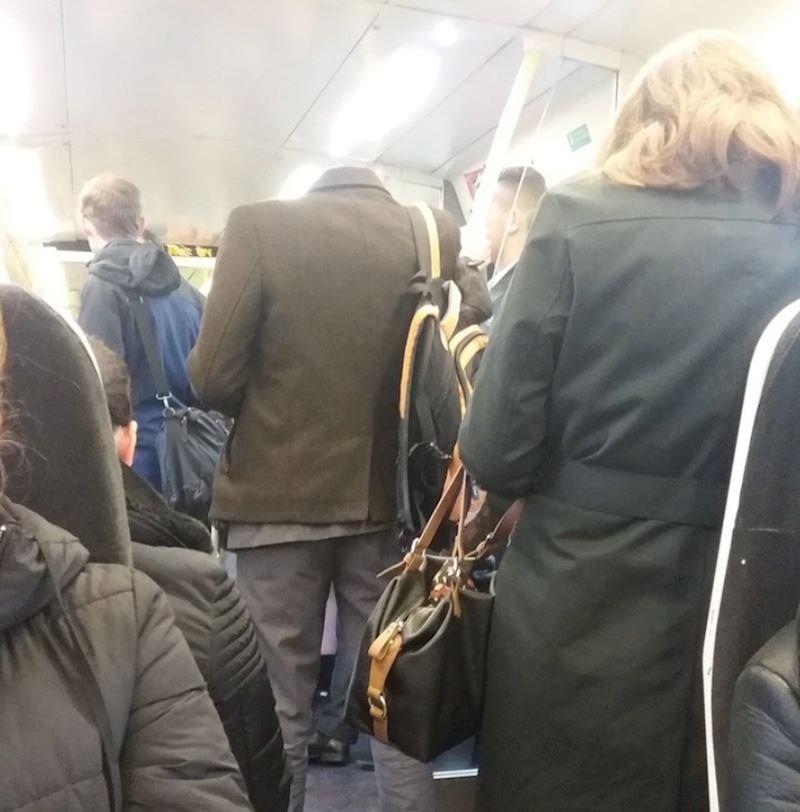 8. Zbog rasvjete se čini kao da ovaj čovjek nema glavu