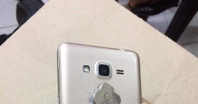 Netko je ugradio totalno čudan dodatak na mobitel, ne možemo odlučiti je li ideja genijalna ili luda