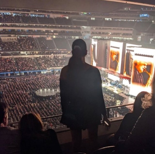 "Ova žena je ovako stajala tijekom cijelog koncerta. Nije htjela sjesti ni nakon što smo je zamolili."