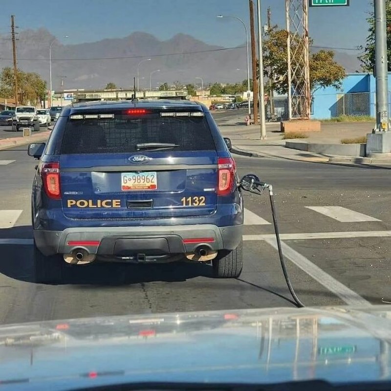 2. Bit će vam još smješnije kad vidite što piše na autu...