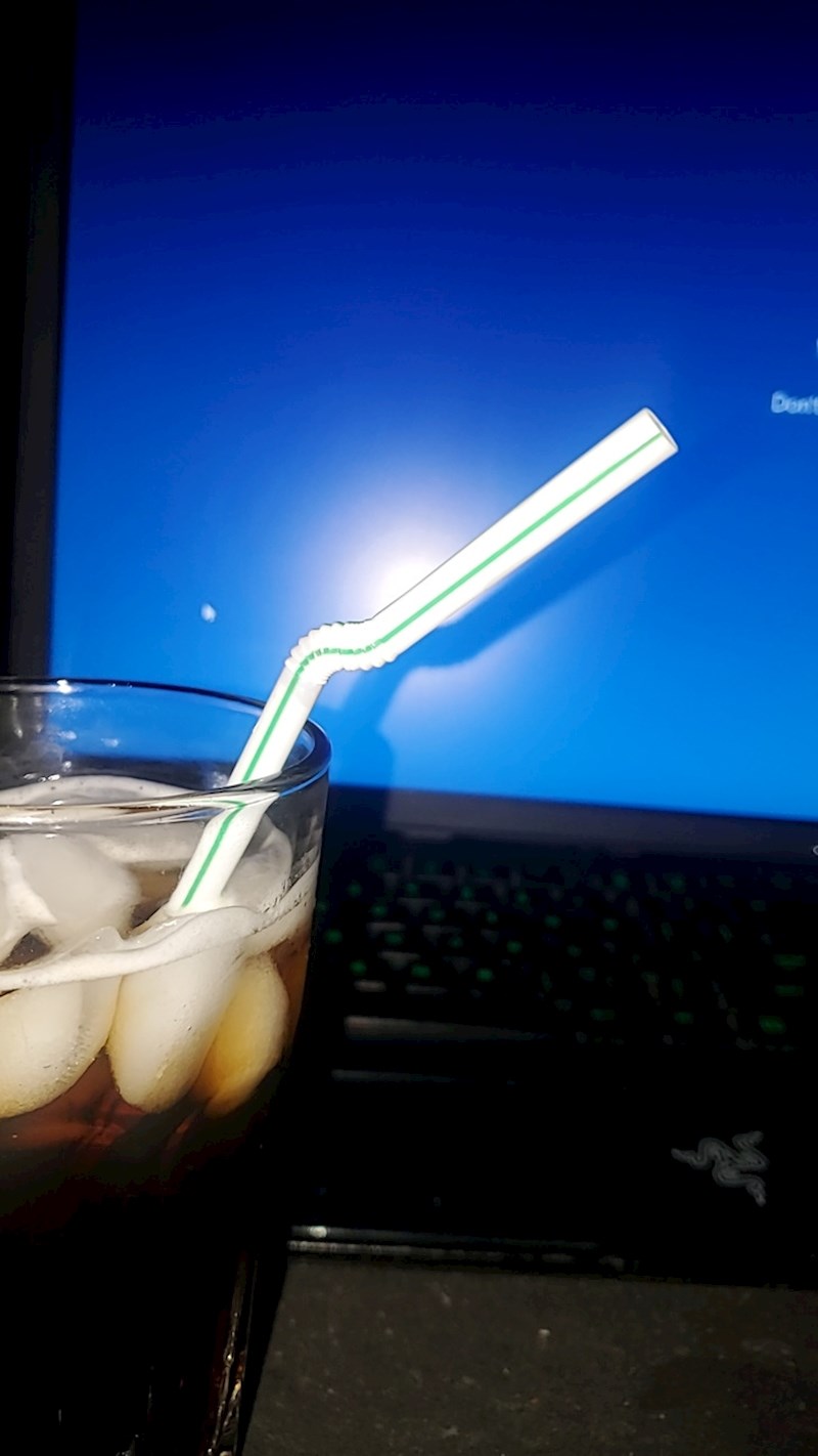 "U slučaju da ne želite da vam višak pića curi iz slamke, ovako ju složite i problem riješen"