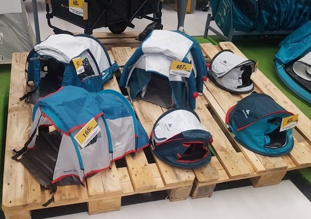 1. Jedna sportska trgovina je umjesto velikih šatora izložila identične precizne male replike